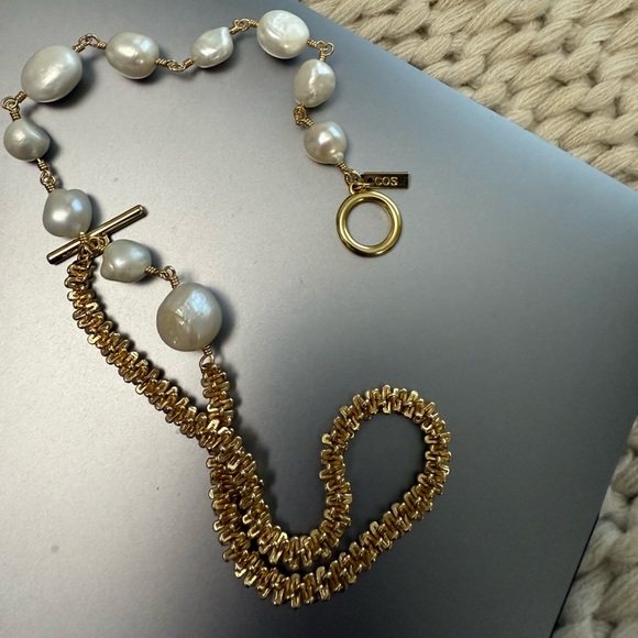 COS Elegant Gold and Pearl Necklace - Picture 7 of 7